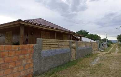 Imagem: A casa possui 2 Dormitórios, 1 Banheiro, 5 Vagas na garagem