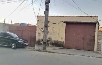 Imagem: A casa possui 2 Dormitórios, 1 Banheiro, 5 Vagas na garagem