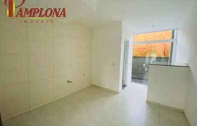 Imagem: A casa possui 2 Dormitórios, 2 Banheiros, 2 Vagas na garagem