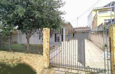 Imagem: A casa possui 3 Dormitórios, 3 Banheiros, 4 Vagas na garagem