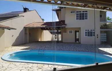 Imagem: A casa possui 4 Dormitórios, 4 Banheiros, 4 Vagas na garagem