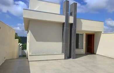 Imagem: A casa possui 3 Dormitórios, 2 Banheiros, 2 Vagas na garagem