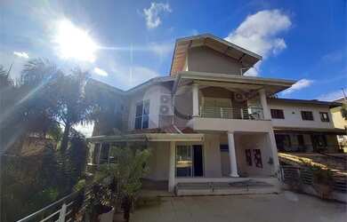 Imagem: A casa em condomínio possui 4 Dormitórios, 5 Banheiros, 2