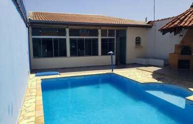 Imagem: A casa possui 2 Dormitórios, 2 Banheiros, 3 Vagas na garagem