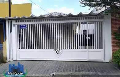 Imagem: A casa possui 4 Dormitórios, 2 Banheiros, 1 Vaga na garagem