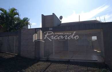 Imagem: A casa possui 3 Dormitórios, 3 Banheiros, 2 Vagas na garagem