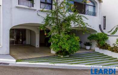 Imagem: A casa em condomínio possui 4 Dormitórios, 5 Banheiros, 5