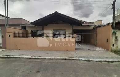 Imagem: A casa possui 2 Dormitórios, 1 Banheiro, 4 Vagas na garagem