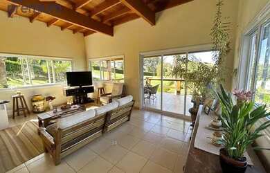 Imagem: A casa possui 3 Dormitórios, 5 Banheiros, 4 Vagas na garagem