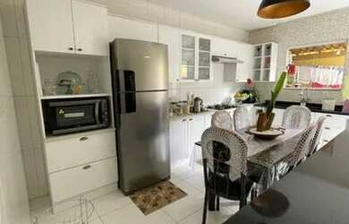 Imagem: A casa possui 3 Dormitórios, 3 Banheiros, 1 Vaga na garagem