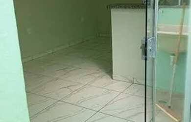 Imagem: A casa possui 1 Dormitório, 1 Banheiro, 1 Vaga na garagem e