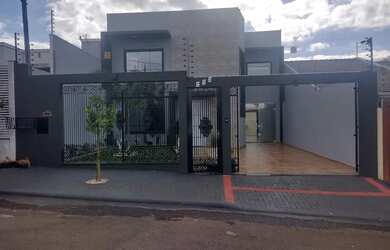 Imagem: A casa possui 3 Dormitórios, 3 Banheiros, 4 Vagas na garagem