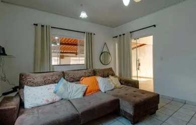 Imagem: A casa possui 3 Dormitórios, 2 Banheiros, 1 Vaga na garagem