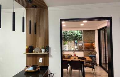 Imagem: A casa possui 4 Dormitórios, 3 Banheiros, 3 Vagas na garagem