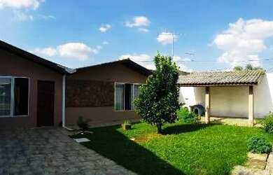 Imagem: A casa possui 4 Dormitórios, 3 Banheiros, 4 Vagas na garagem