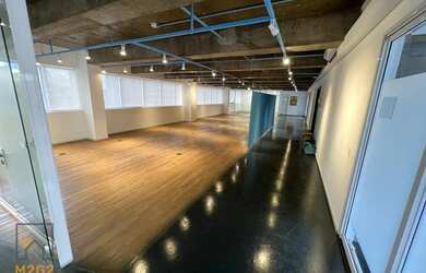 Imagem: O depósito possui 5 Vagas na garagem e 240m² de Área e está