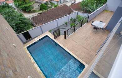 Imagem: A casa possui 3 Dormitórios, 3 Banheiros, 5 Vagas na garagem