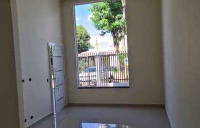 Imagem: A casa possui 2 Dormitórios, 2 Banheiros, 1 Vaga na garagem