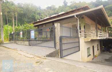 Imagem: A casa possui 5 Dormitórios, 3 Banheiros, 400m² de Área e