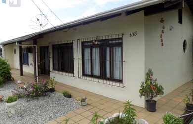 Imagem: A casa possui 4 Dormitórios, 2 Banheiros, 2 Vagas na garagem