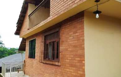 Imagem: A casa possui 2 Dormitórios, 1 Banheiro, 2 Vagas na garagem