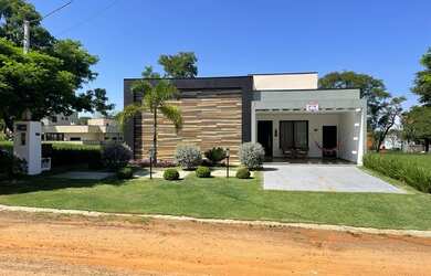 Imagem: A casa possui 3 Dormitórios, 4 Banheiros, 4 Vagas na garagem