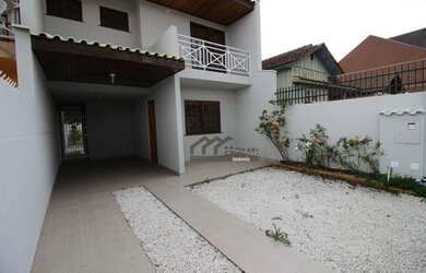 Imagem: A casa possui 3 Dormitórios, 1 Banheiro, 2 Vagas na garagem