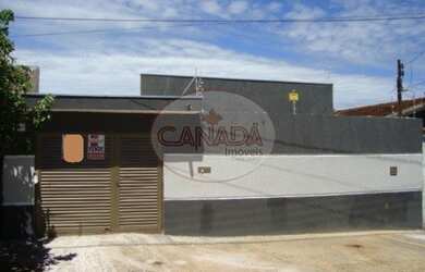 Imagem: A casa possui 3 Dormitórios, 1 Banheiro, 2 Vagas na garagem