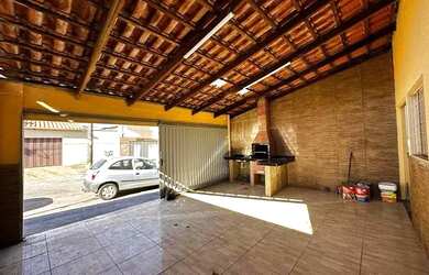 Imagem: A casa possui 3 Dormitórios, 1 Banheiro, 1 Vaga na garagem