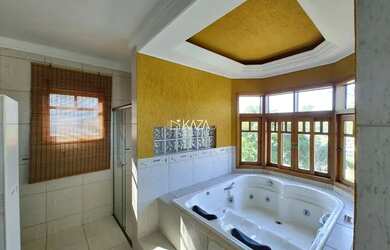 Imagem: A casa em condomínio possui 4 Dormitórios, 5 Banheiros, 5