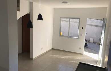 Imagem: A casa possui 2 Dormitórios, 2 Banheiros, 1 Vaga na garagem