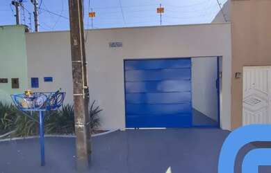 Imagem: A casa possui 3 Dormitórios, 2 Banheiros, 1 Vaga na garagem