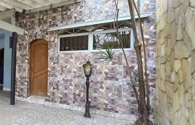 Imagem: A casa possui 2 Dormitórios, 2 Banheiros, 2 Vagas na garagem