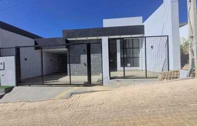 Imagem: A casa possui 3 Dormitórios, 3 Banheiros, 2 Vagas na garagem