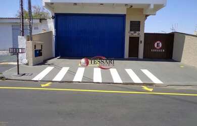 Imagem: O depósito possui 3 Vagas na garagem, 220m² de Área e está