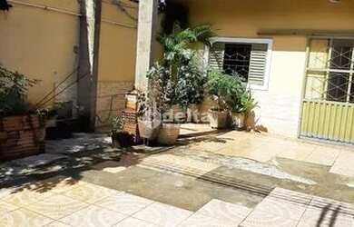 Imagem: A casa possui 3 Dormitórios, 1 Banheiro, 4 Vagas na garagem