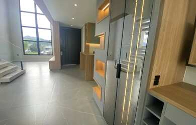 Imagem: A casa possui 3 Dormitórios, 3 Banheiros, 2 Vagas na garagem