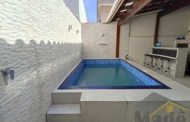 Imagem: A casa possui 3 Dormitórios, 3 Banheiros, 1 Vaga na garagem