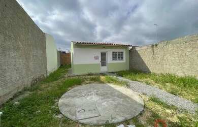 Imagem: A casa possui 2 Dormitórios, 1 Banheiro, 2 Vagas na garagem