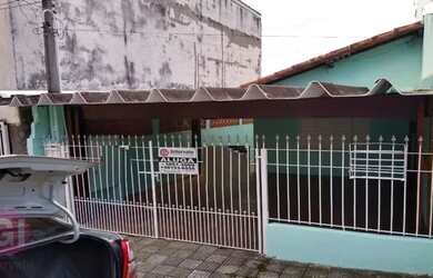 Imagem: A casa possui 2 Dormitórios, 1 Banheiro, 1 Vaga na garagem