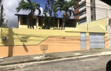 Imagem: A casa possui 5 Dormitórios, 5 Banheiros, 5 Vagas na garagem