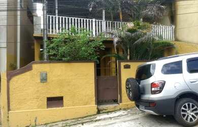 Imagem: A casa possui 2 Dormitórios, 1 Banheiro e 2 Vagas na garagem