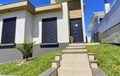 Imagem: A casa possui 4 Dormitórios, 3 Banheiros, 4 Vagas na garagem