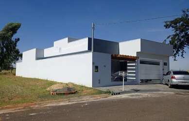 Imagem: A casa possui 3 Dormitórios, 3 Banheiros, 2 Vagas na garagem