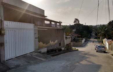 Imagem: A casa possui 3 Dormitórios, 2 Banheiros, 4 Vagas na garagem