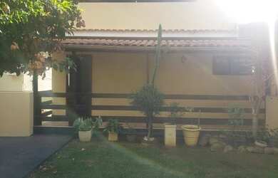 Imagem: A casa possui 3 Dormitórios, 1 Banheiro, 2 Vagas na garagem