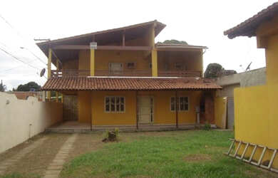 Imagem: A casa possui 3 Dormitórios, 3 Banheiros, 4 Vagas na garagem