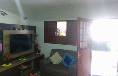 Imagem: A casa possui 2 Dormitórios, 2 Banheiros, 2 Vagas na garagem