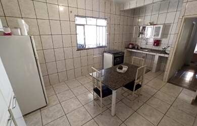 Imagem: A casa possui 2 Dormitórios, 1 Banheiro, 3 Vagas na garagem