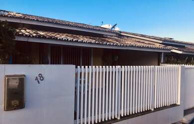 Imagem: A casa em condomínio possui 3 Dormitórios, 1 Banheiro, 2 Vagas